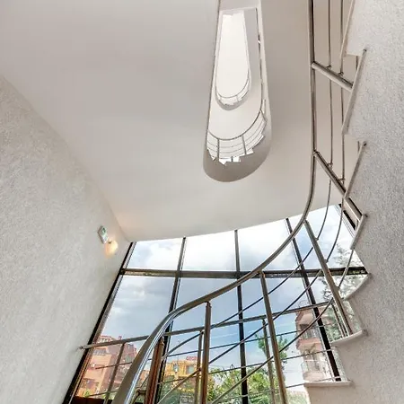 Petrov Family ネセバル