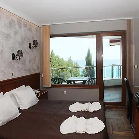 Petrov Family ネセバル